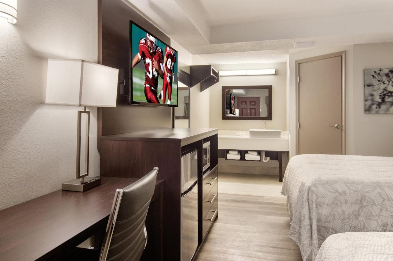 Red Roof Inn Plus & Suites אירי מראה חיצוני תמונה