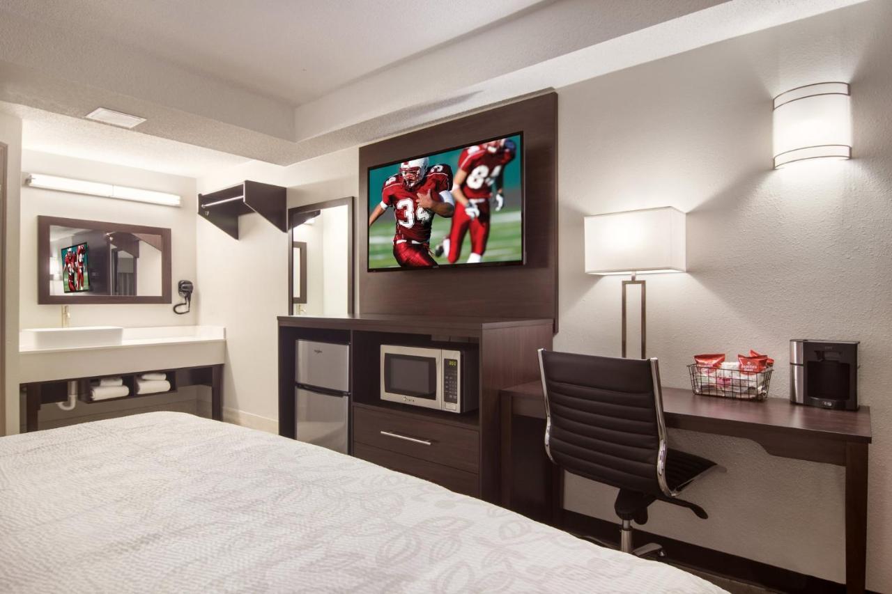 Red Roof Inn Plus & Suites אירי מראה חיצוני תמונה