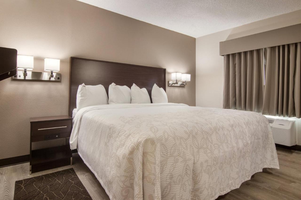 Red Roof Inn Plus & Suites אירי מראה חיצוני תמונה