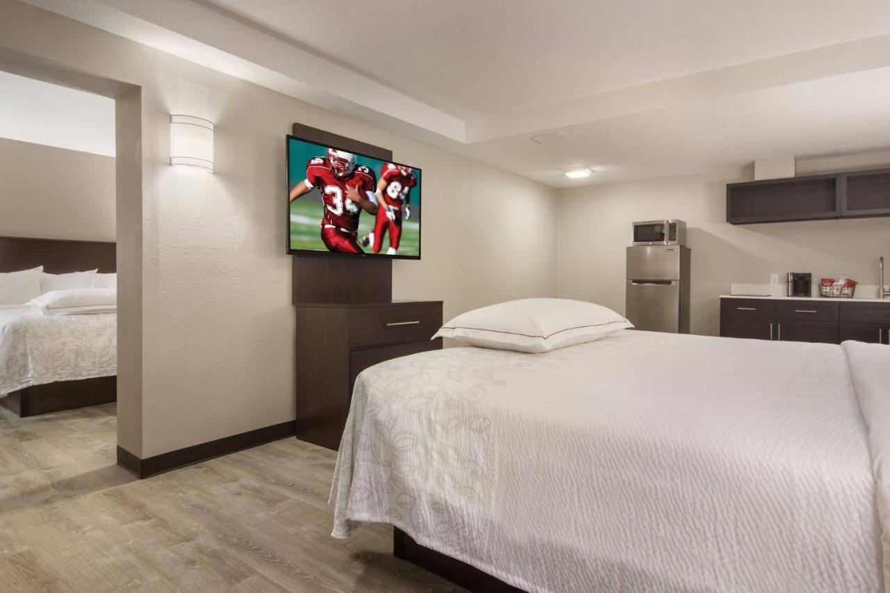 Red Roof Inn Plus & Suites אירי מראה חיצוני תמונה
