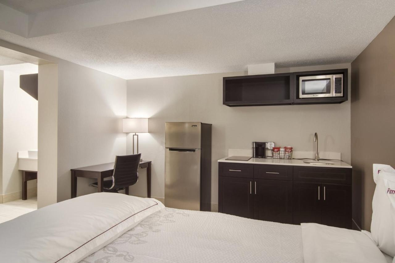 Red Roof Inn Plus & Suites אירי מראה חיצוני תמונה