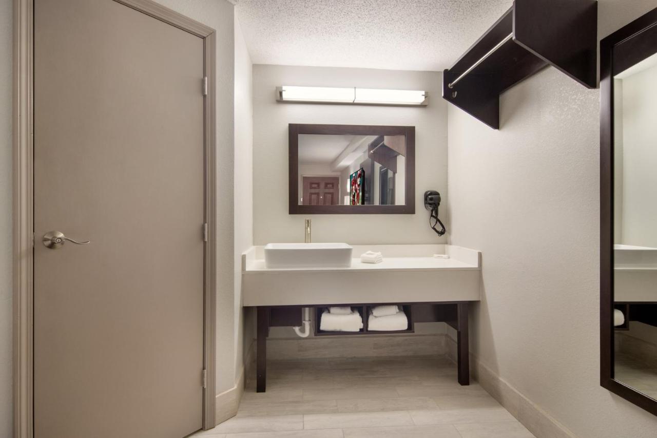 Red Roof Inn Plus & Suites אירי מראה חיצוני תמונה