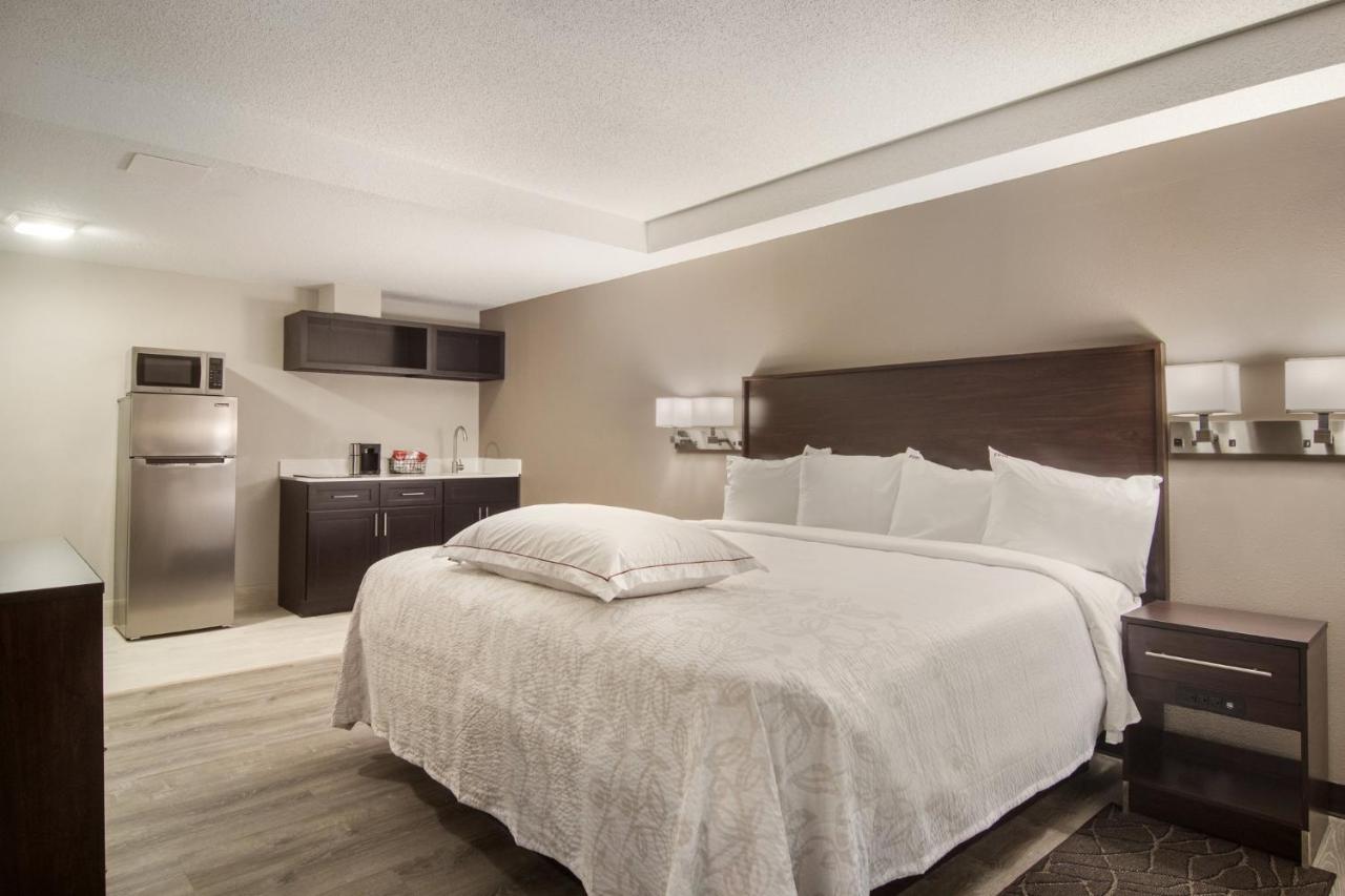 Red Roof Inn Plus & Suites אירי מראה חיצוני תמונה
